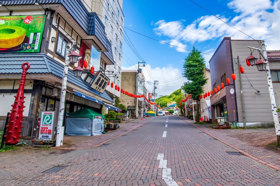 Red lanterns above shops on Gokuraku Street in Noboribetsu Onsen
