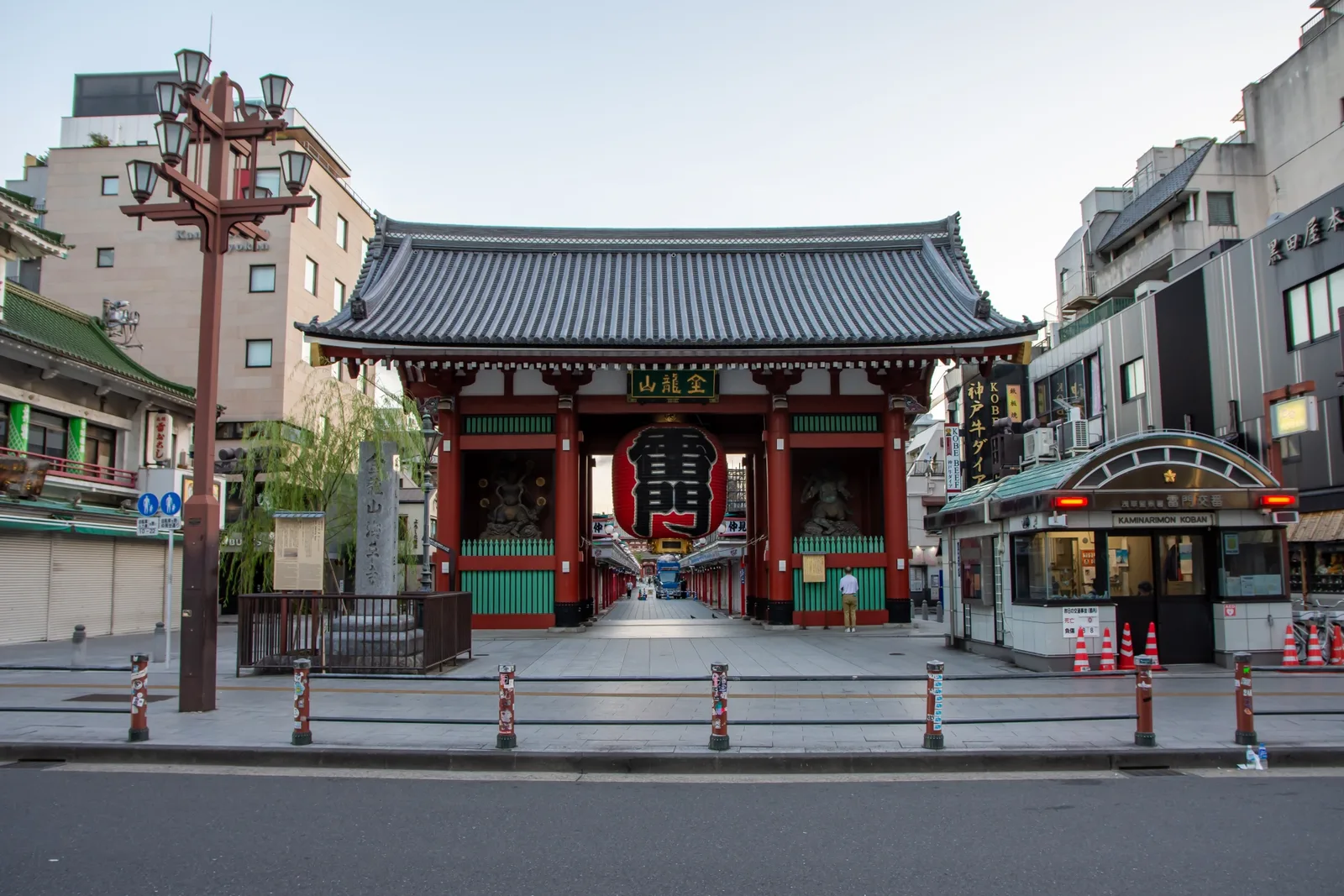 Kaminarimon gate seen straight on before the crowds arrive