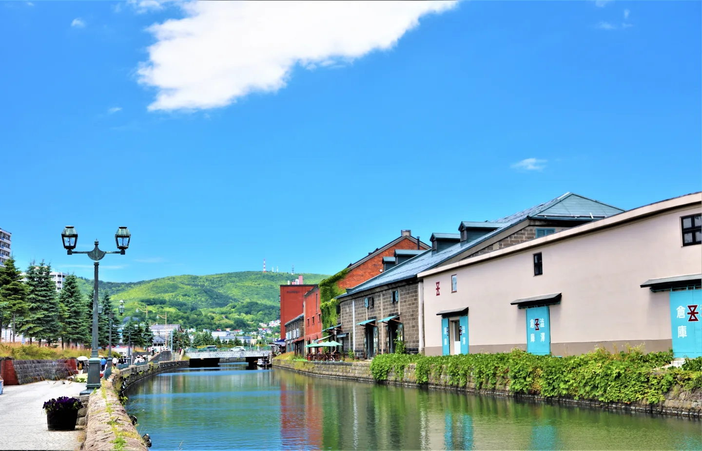 Otaru Canal and warehouses in green-season daylight
